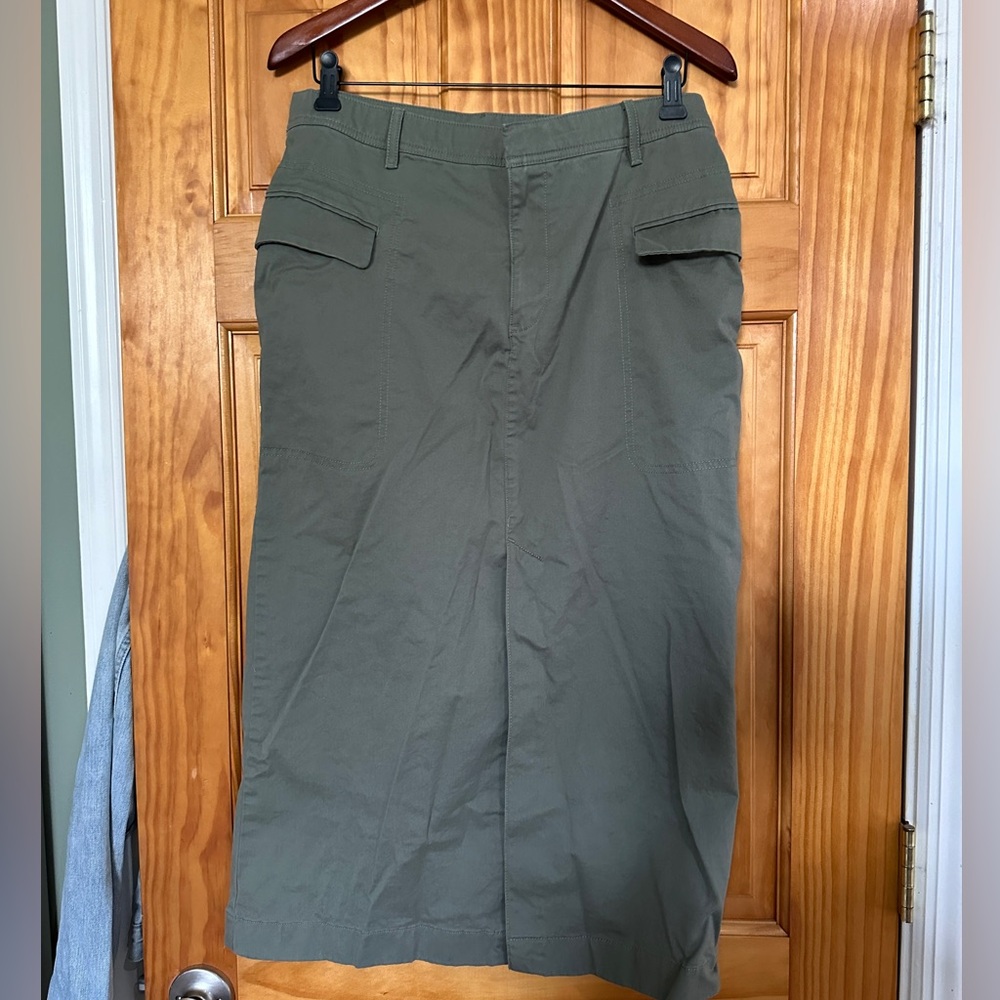 Gap Olive cargo skirt. Size 12